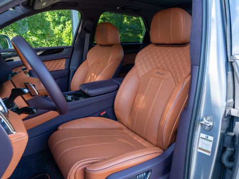 Used 2023 Bentley Bentayga AWD/4WD image 15