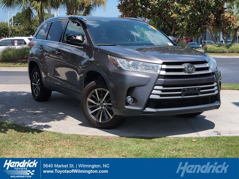 Used 2019 Toyota Highlander XLE FWD image 1