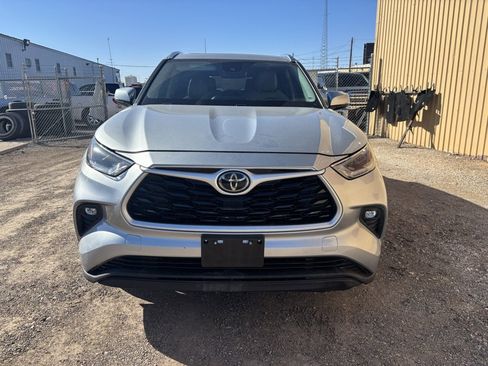 Used 2021 Toyota Highlander XLE image 2