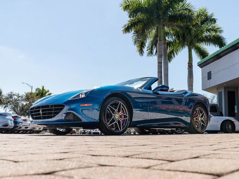 Used 2016 Ferrari California T image 9