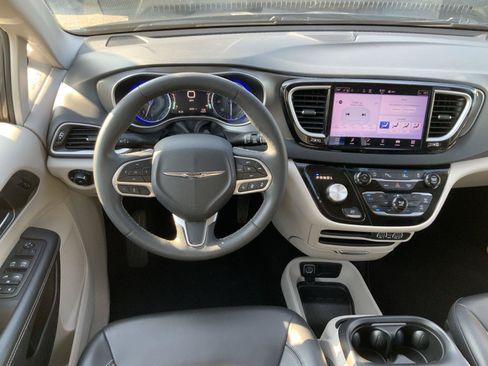 Used 2023 Chrysler Pacifica Touring-L FWD image 24