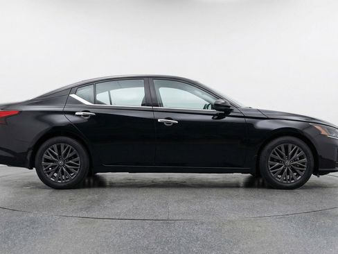 Used 2025 Nissan Altima 2.5 SV image 11