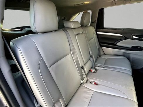 Used 2016 Toyota Highlander XLE image 26