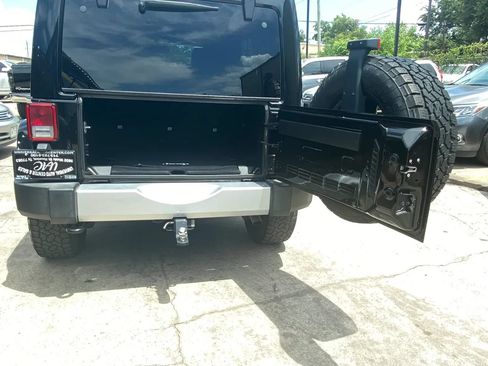 Used 2015 Jeep Wrangler Unlimited Sahara w/ Connectivity Group AWD/4WD image 4