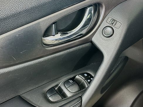 Used 2016 Nissan Rogue S w/ Appearance Package image 15