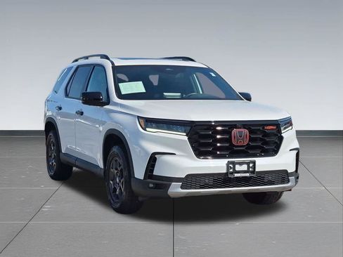 Certified 2025 Honda Pilot TrailSport image 8