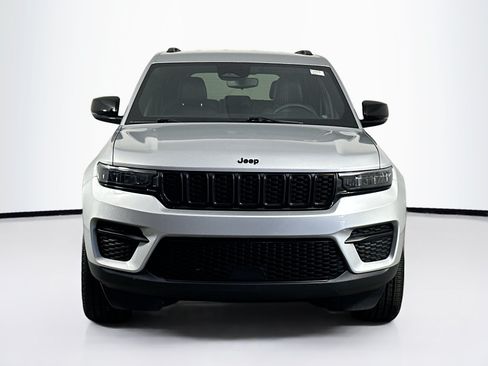 Used 2023 Jeep Grand Cherokee Altitude AWD/4WD image 2