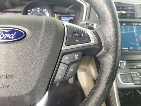 Used 2017 Ford Fusion SE w/ Fusion SE Technology Package image 24