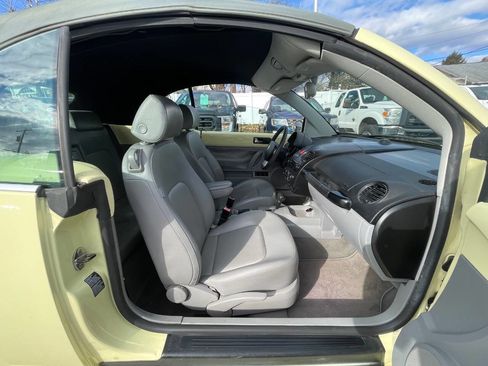 Used 2006 Volkswagen Beetle 2.5 PZEV 2dr Convertible (2.5L image 29