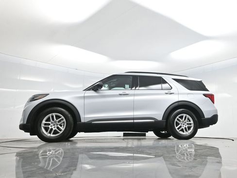 Used 2025 Ford Explorer Active w/ Active Comfort Package image 7