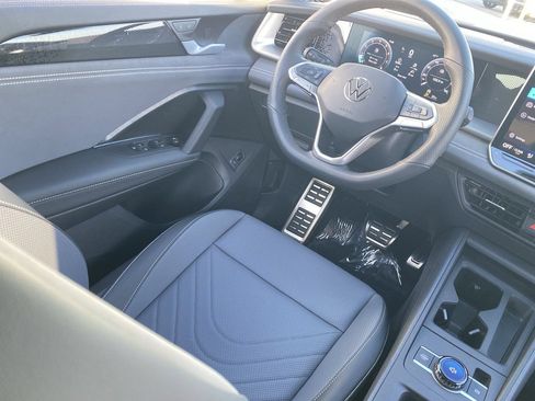 New 2026 Volkswagen Tiguan SE R-Line FWD image 10