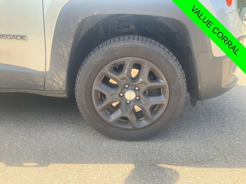 Used 2017 Jeep Renegade Latitude AWD/4WD image 16