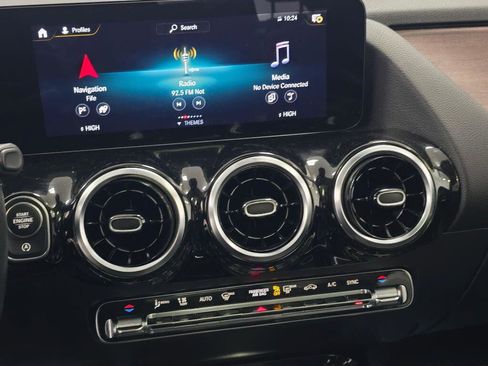 Used 2022 Mercedes-Benz GLA 250 4MATIC w/ Premium Package Lite image 14