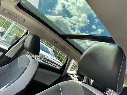 Certified 2025 Volkswagen Taos SE w/ Panoramic Sunroof Package AWD/4WD image 29