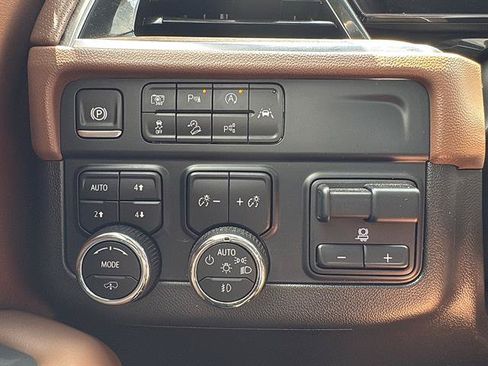 Used 2025 Chevrolet Tahoe High Country AWD/4WD image 24