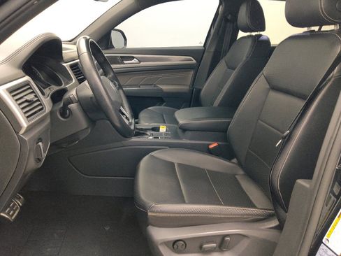 Used 2021 Volkswagen Atlas Cross Sport SE w/ Panoramic Sunroof Package FWD image 17