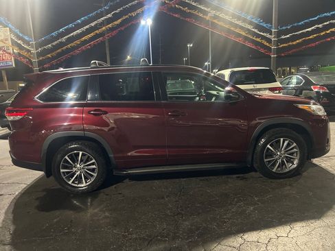 Used 2017 Toyota Highlander SE image 8