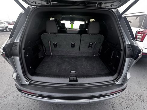 Used 2025 Chevrolet Traverse LT image 9