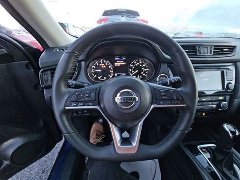 Used 2018 Nissan Rogue SV image 11