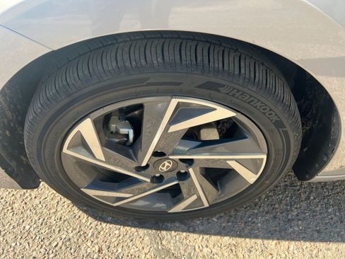 Used 2025 Hyundai Elantra Limited image 30