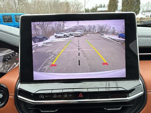 Used 2022 Jeep Compass Limited image 11