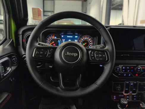 Used 2025 Jeep Gladiator Rubicon w/ Convenience Group image 12