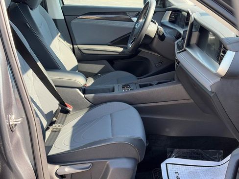 Used 2026 Volkswagen Tiguan SE w/ Panoramic Sunroof Package AWD/4WD image 18