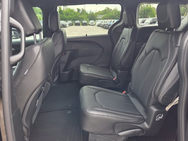 New 2027 Chrysler Pacifica Select FWD image 12