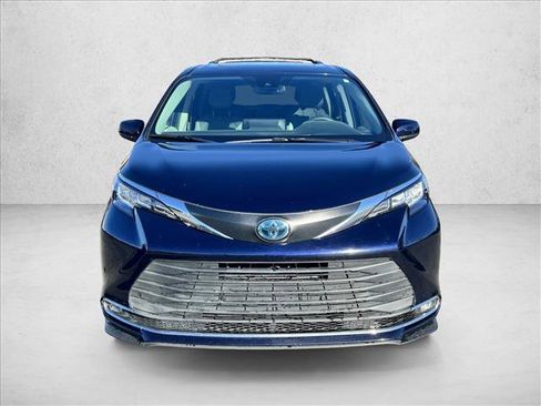 Certified 2021 Toyota Sienna XLE image 2