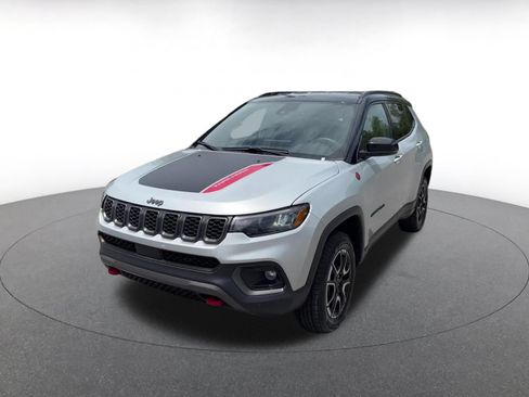 Used 2025 Jeep Compass Trailhawk AWD/4WD image 4