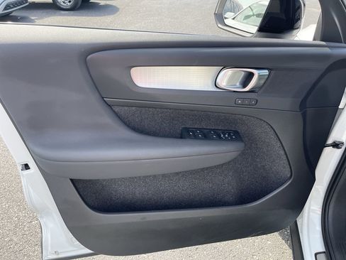 Used 2024 Volvo XC40 B5 Core image 23