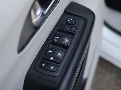 Used 2022 Chrysler Pacifica Touring-L FWD image 22