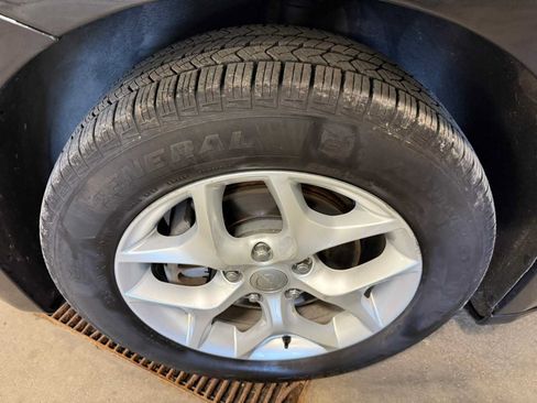 Used 2017 Chrysler Pacifica Touring-L w/ Tire & Wheel Group FWD image 8
