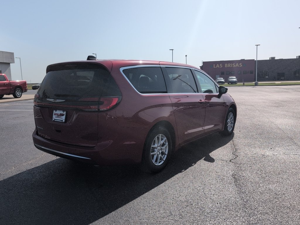 Used 2025 Chrysler Pacifica Select FWD image 8