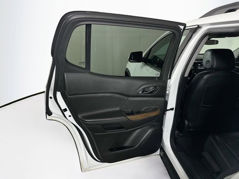 Used 2018 GMC Acadia SLE image 24