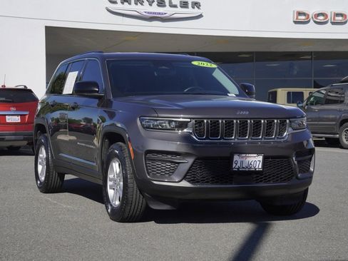 Certified 2022 Jeep Grand Cherokee Laredo w/ Luxury Tech Group I image 2