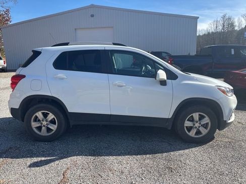 Used 2022 Chevrolet Trax LT w/ LT Convenience Package image 3