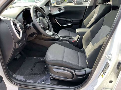 Used 2025 Kia Soul LX w/ LX Technology Package FWD image 15