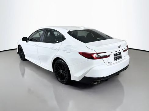 Used 2025 Toyota Camry SE w/ Convenience Package FWD image 5