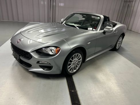 Used 2017 FIAT 124 Spider Classica RWD image 3