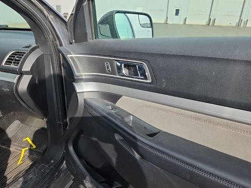 Used 2017 Ford Explorer XLT w/ Equipment Group 202A AWD/4WD image 28