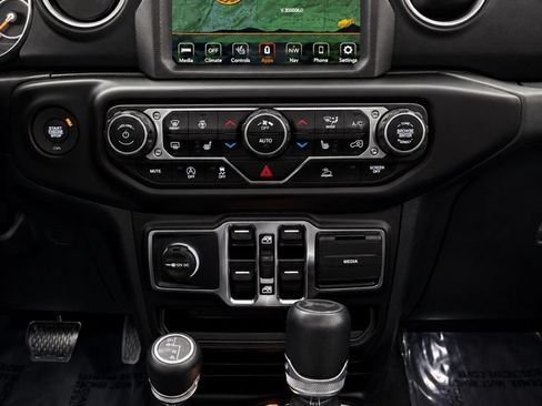 Used 2021 Jeep Wrangler Unlimited Sahara w/ Uconnect 4C Nav & Sound Group AWD/4WD image 24