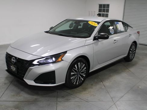 Used 2024 Nissan Altima 2.5 SV image 4