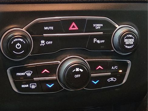 Used 2019 Dodge Charger SXT image 22