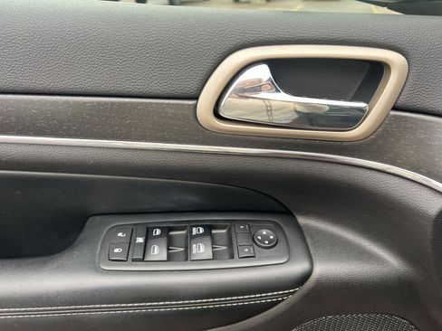 Used 2017 Jeep Grand Cherokee Limited image 18