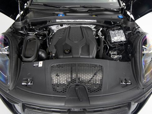Certified 2026 Porsche Macan AWD/4WD image 43