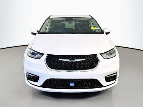 Used 2023 Chrysler Pacifica Touring-L FWD image 2