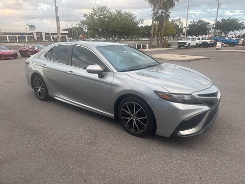 Used 2021 Toyota Camry SE image 1