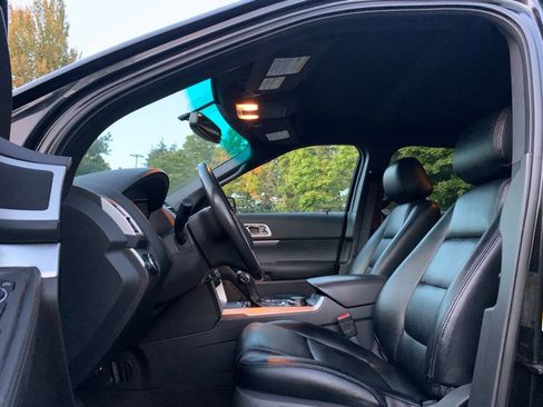 Used 2015 Ford Explorer XLT image 9