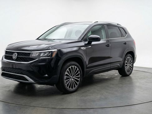 Used 2025 Volkswagen Taos SE FWD image 3